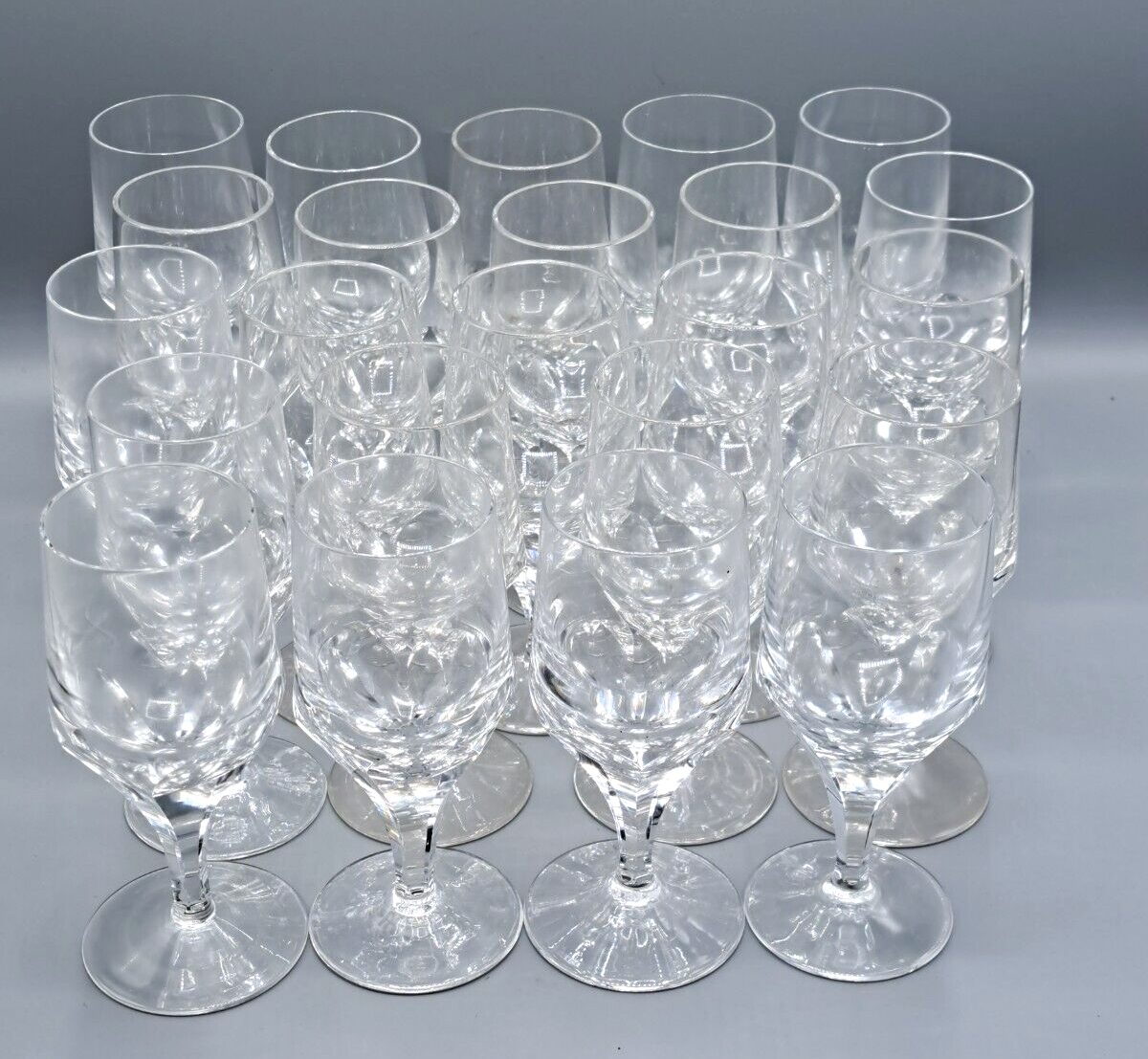 Antiquität Likörgläser 23-teilig Gläser Set Vintage Sammlerstück